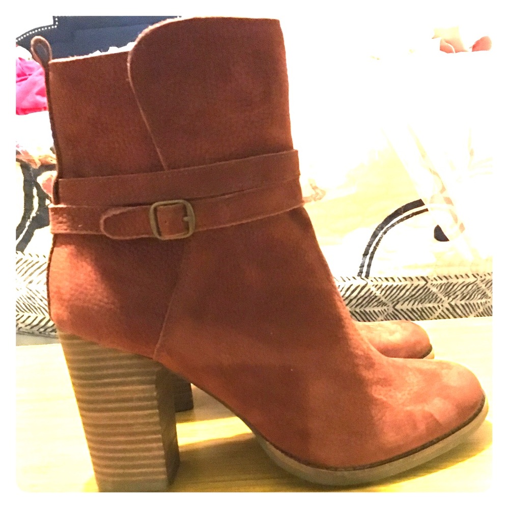 Never worn brown leather Lucky Brand booties